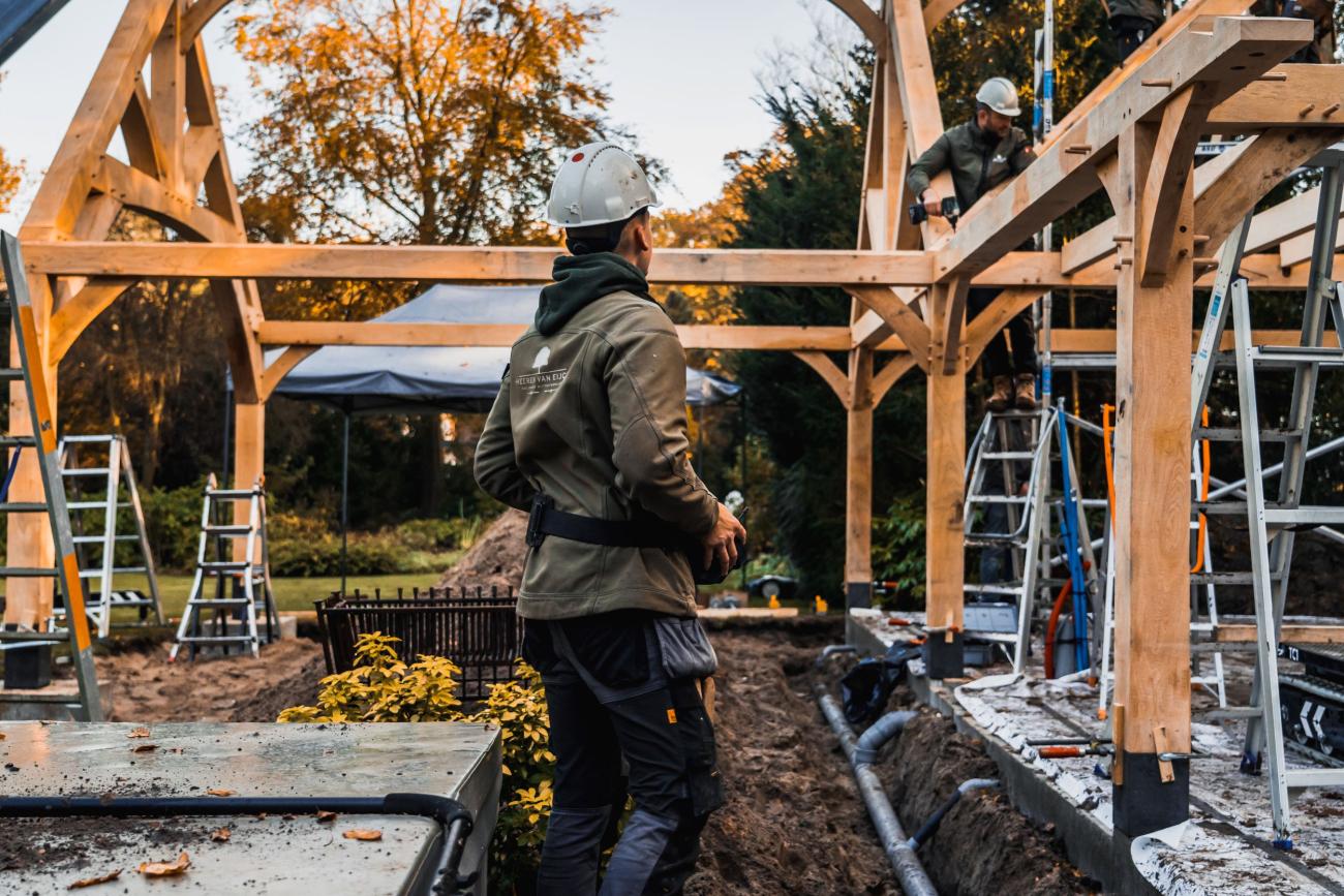 Een eiken frame opbouwen: vakmanschap in zijn puurste vorm