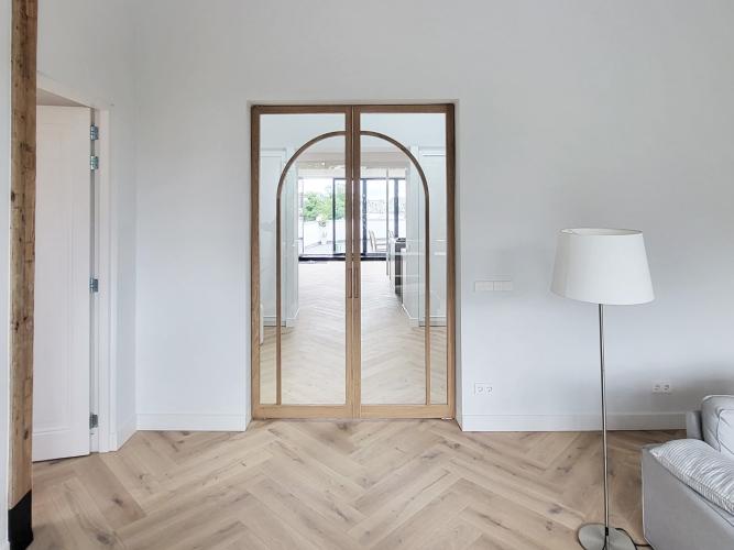 Tijdloze glazen binnendeuren met eikenhouten stijlen