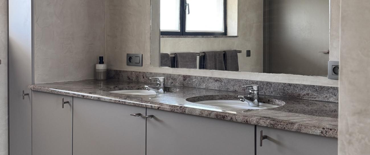 Harmonie in de badkamer dankzij een uniforme afwerking