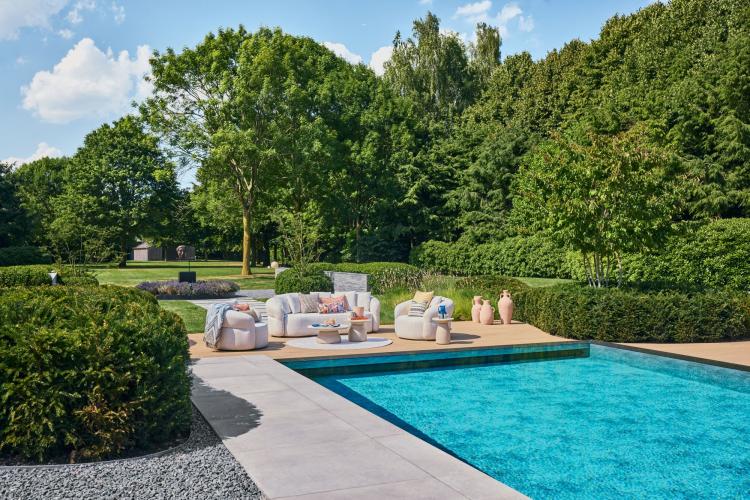 Outdoor living 2026 volgens SUNS Outdoor Lifestyle: warmte, comfort en verfijning
