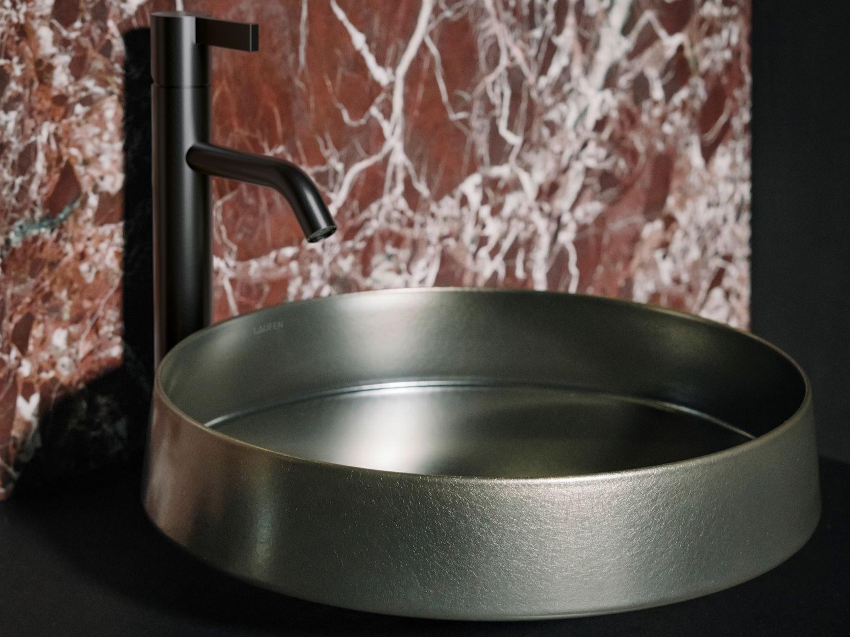 LAUFEN breidt premiumportfolio uit met geglazuurd staal