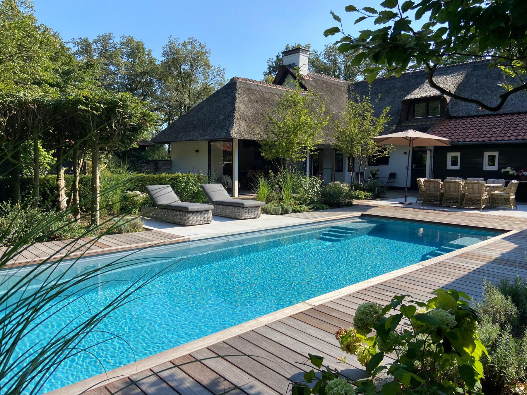 Waarom kiezen voor een standaard zwembad, als u kunt kiezen voor een levenslang statement?