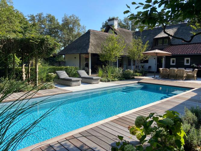 Waarom kiezen voor een standaard zwembad, als u kunt kiezen voor een levenslang statement?