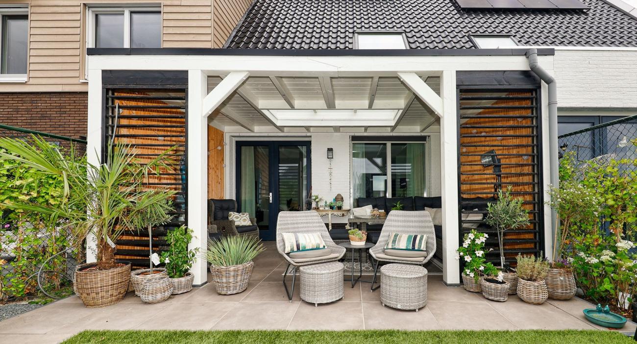 Een houten aanbouwveranda als verlengstuk van de woning