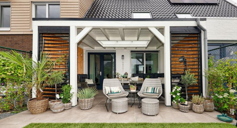 Een houten aanbouwveranda als verlengstuk van de woning