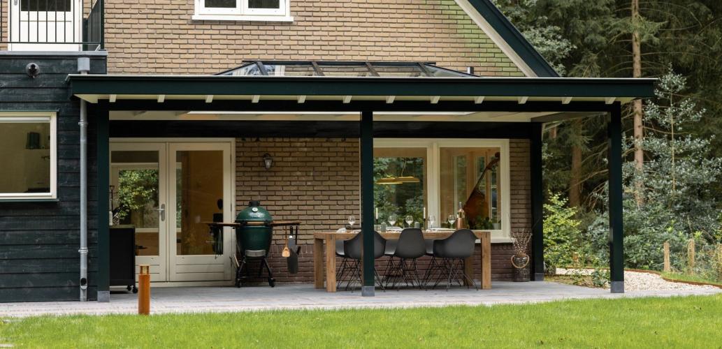 Waarom juist de zomer het perfecte moment is om te investeren in een houten veranda of overkapping