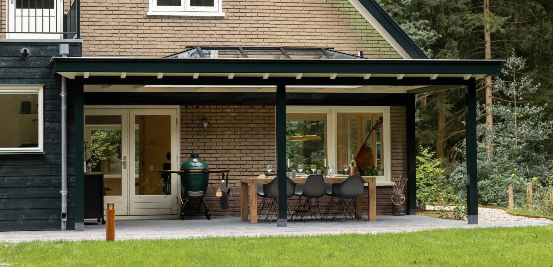 Waarom juist de zomer het perfecte moment is om te investeren in een houten veranda of overkapping