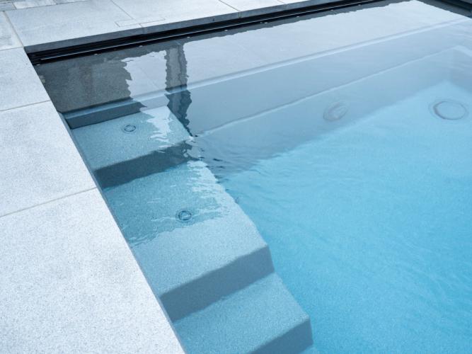 Het eerste zwembad ter wereld dat zichzelf reinigt