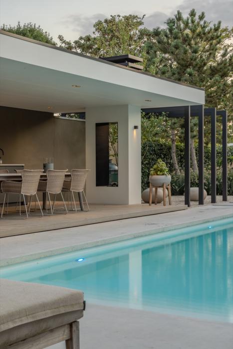 moderne tuin met zwembad