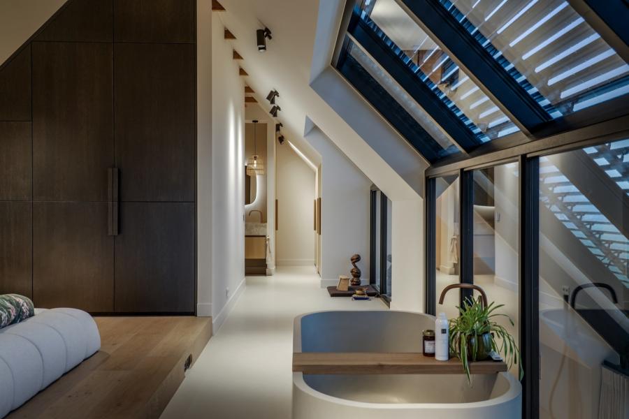 slaapkamer met luxe verlichting