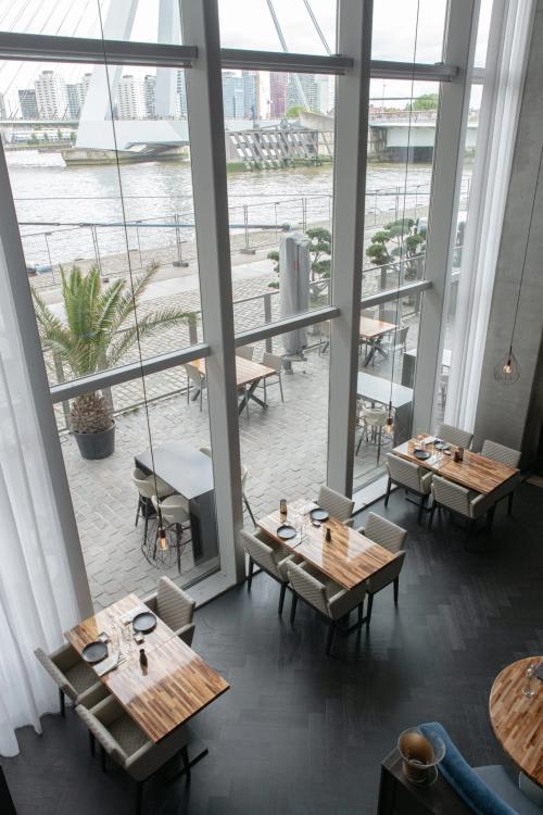 luxe pvc visgraat vloer in restaurant