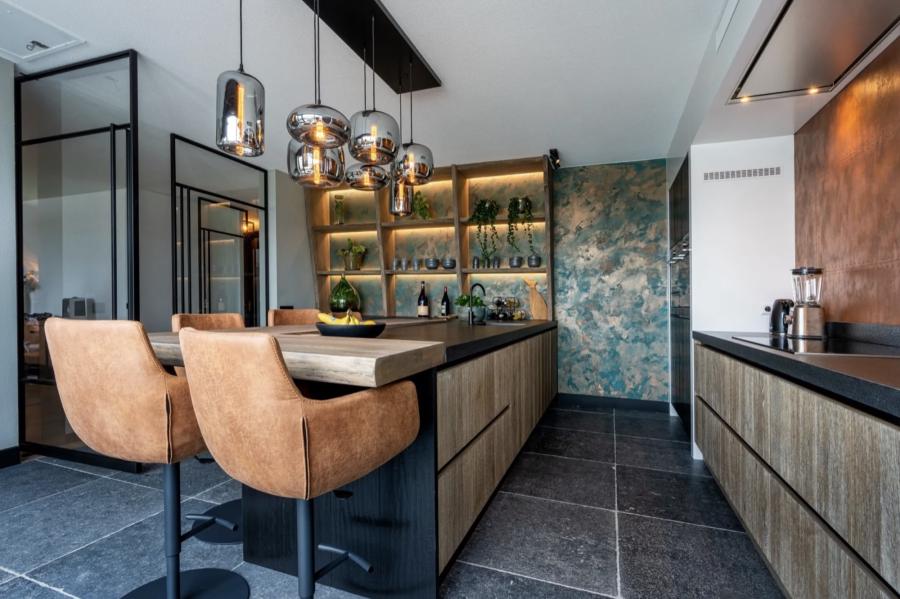 keuken met luxe wandafwerking