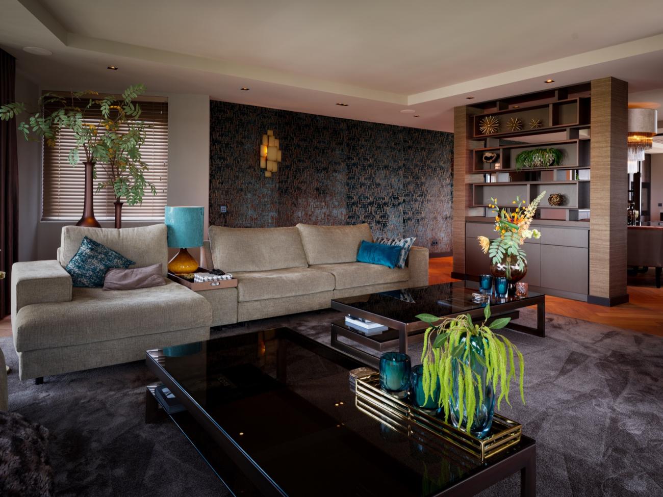 woonkamer met luxe wandafwerking