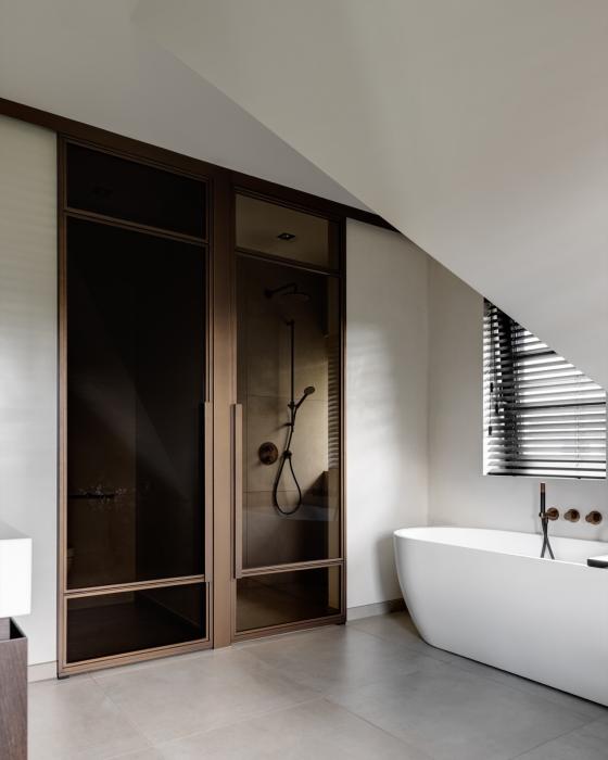 badkamer met stalen deuren