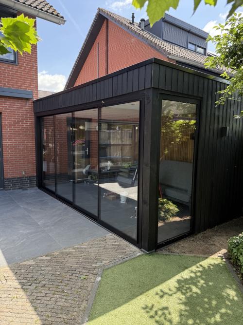 luxe overkapping met glazen schuifdeuren