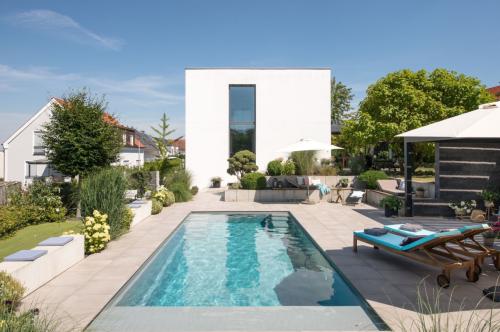 Compass Pools exclusief zwembad bij moderne villa