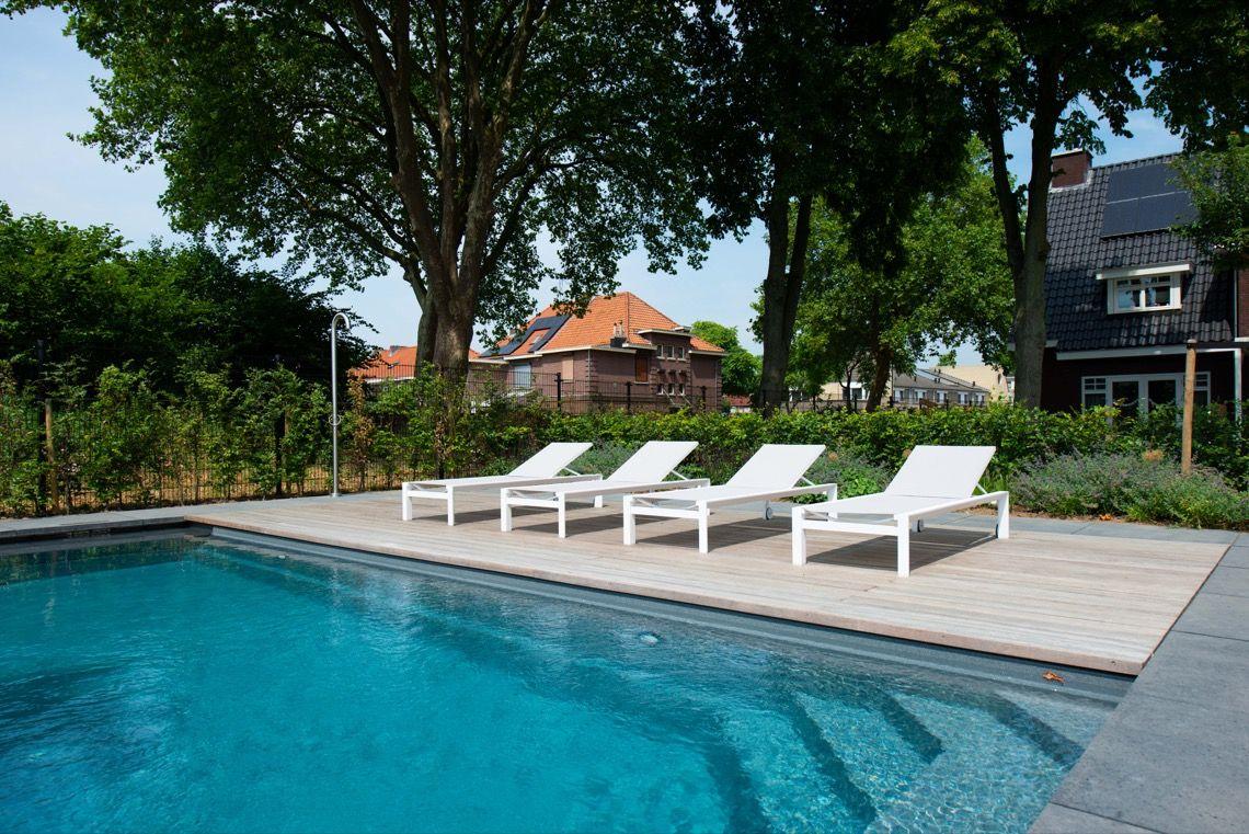 zwembad met terras