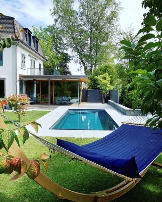 prefab zwembad met houten vlonder