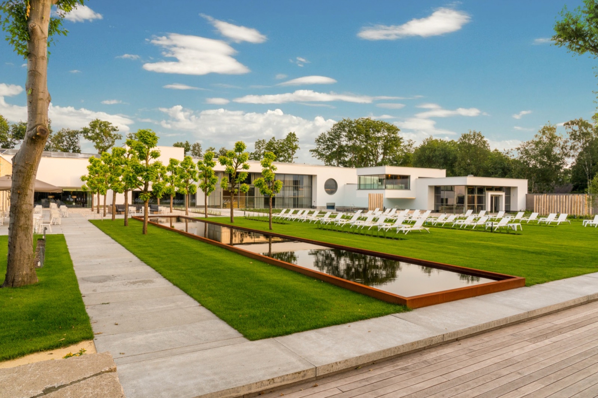 Tuin Spa One met vijver en ligbedden