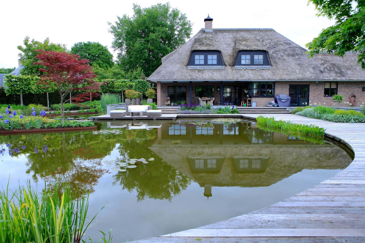 vijver bij rietgedekte villa