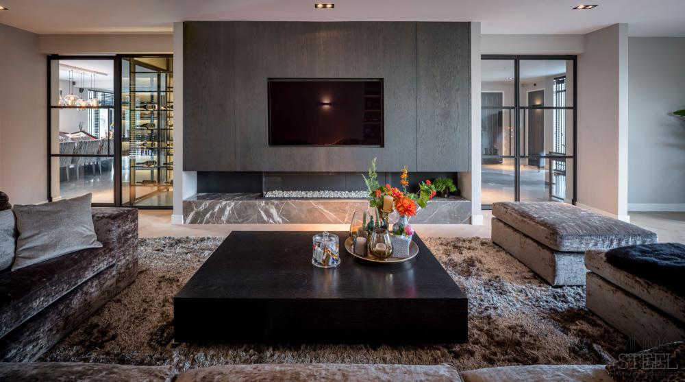Klassieke pivot deur en stalen wijnkast in luxe villa