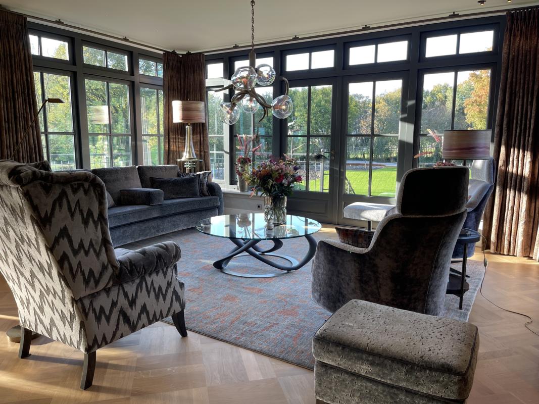 woonkamer met luxe tapijt