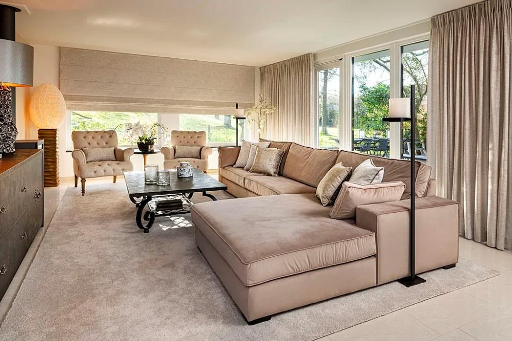 Moderne hoekwoning met uitzicht op een park