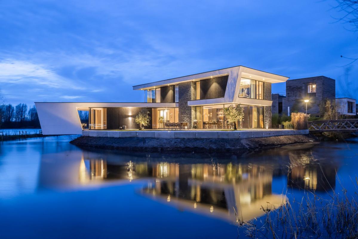 luxe villa aan het water