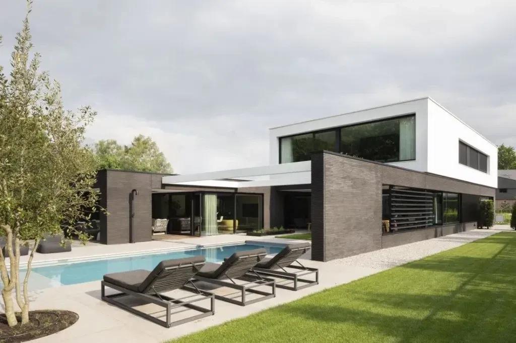 ligbedden bij zwembad