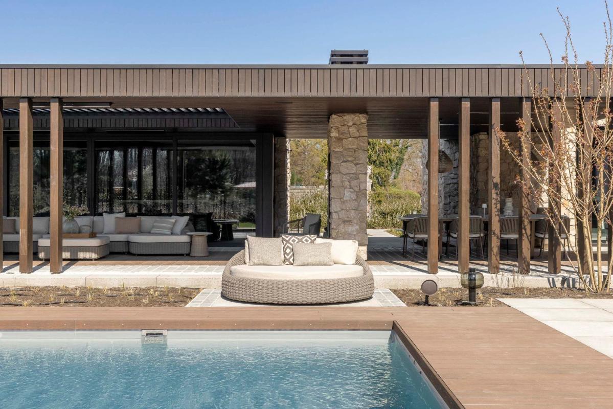 loungebed bij zwembad