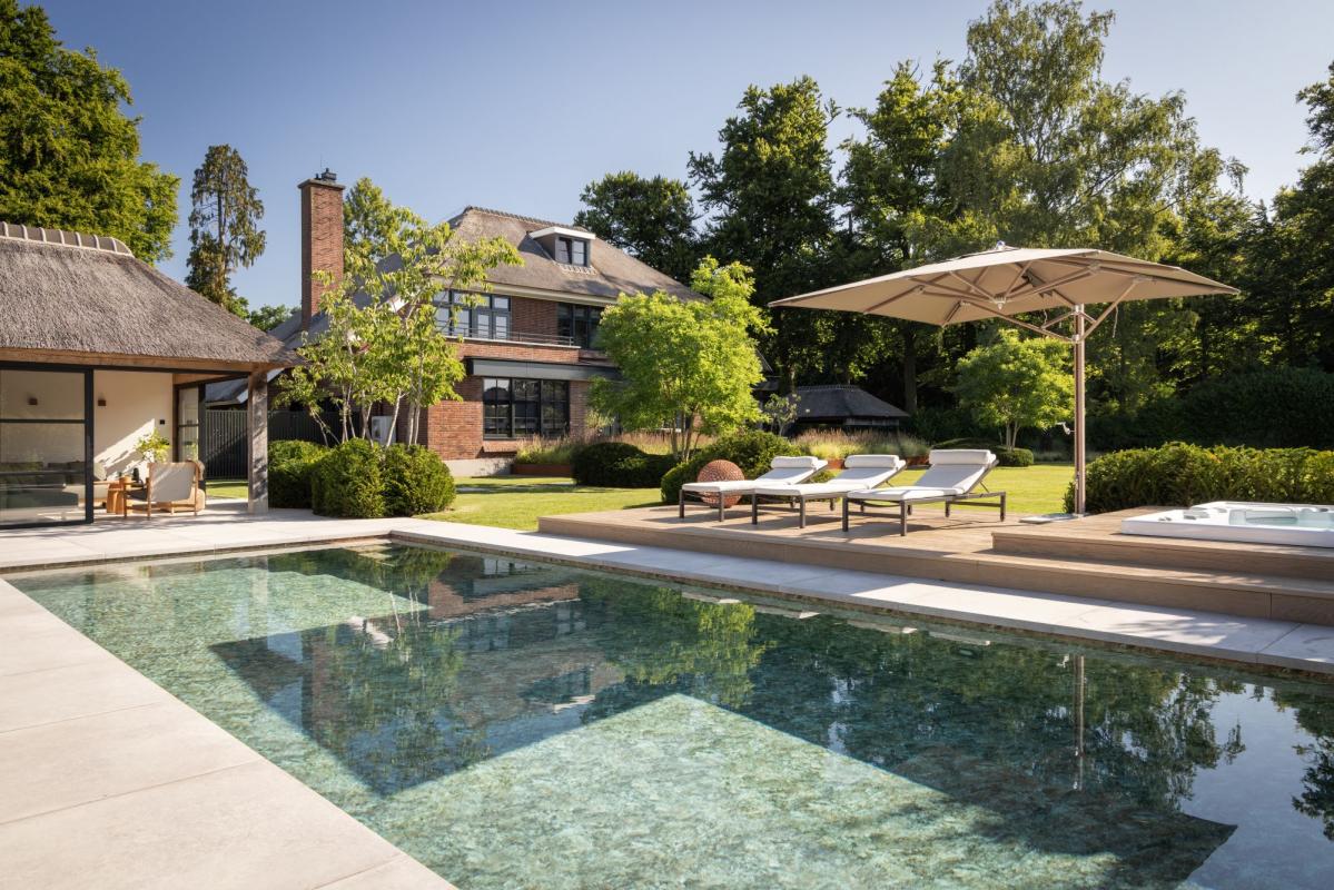 luxe tuin met zwembad