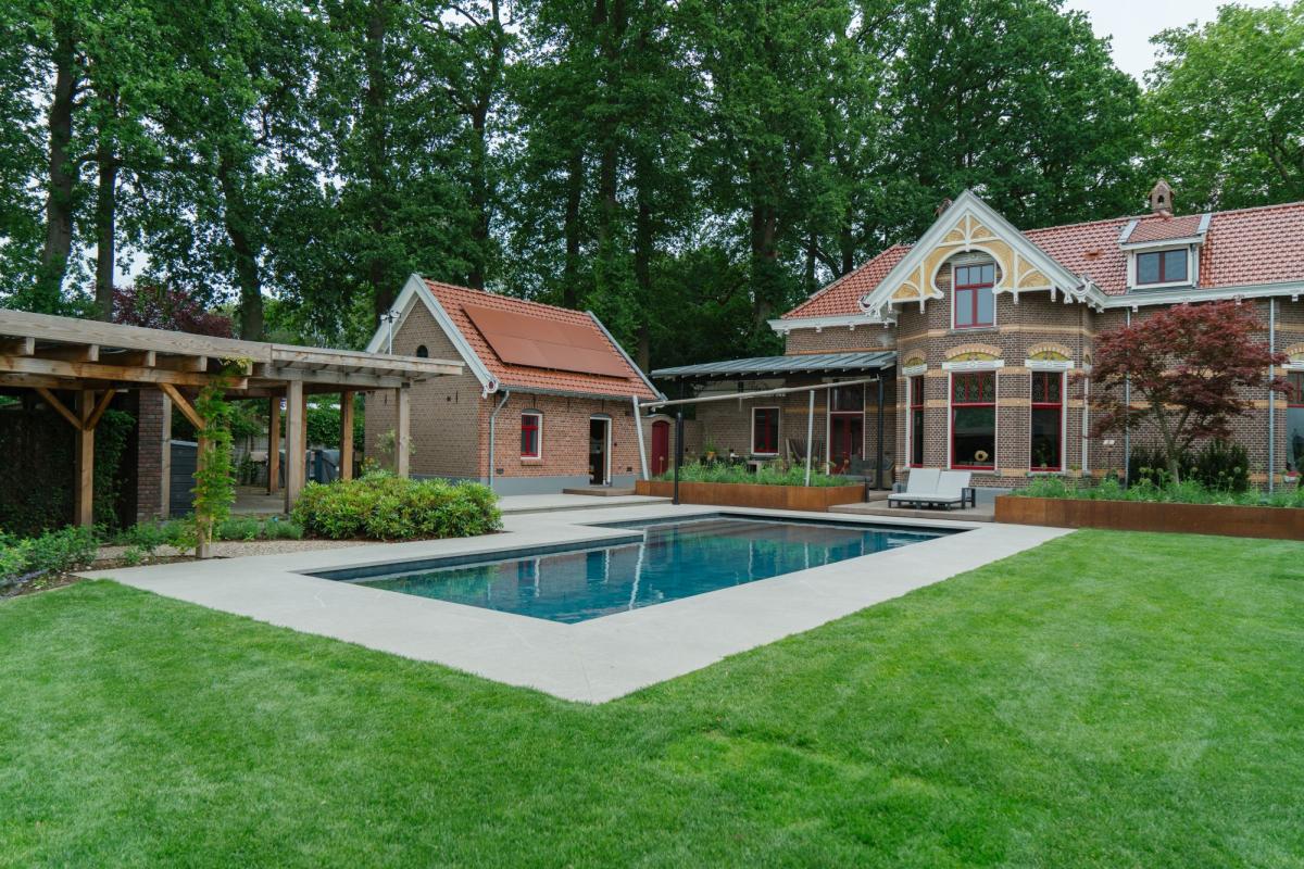luxe tuin met zwembad