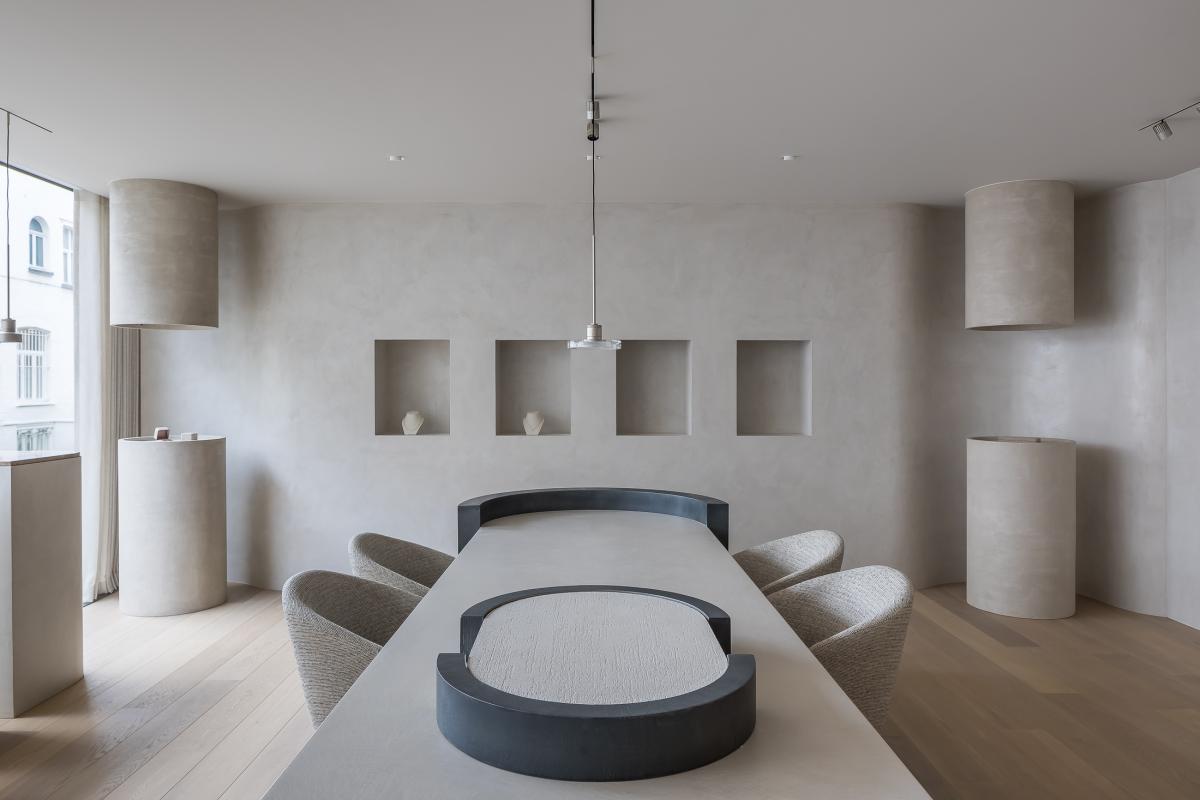 interieur kantoor met vergadertafel