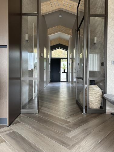 Warm modern maatwerkinterieur met luxe accenten