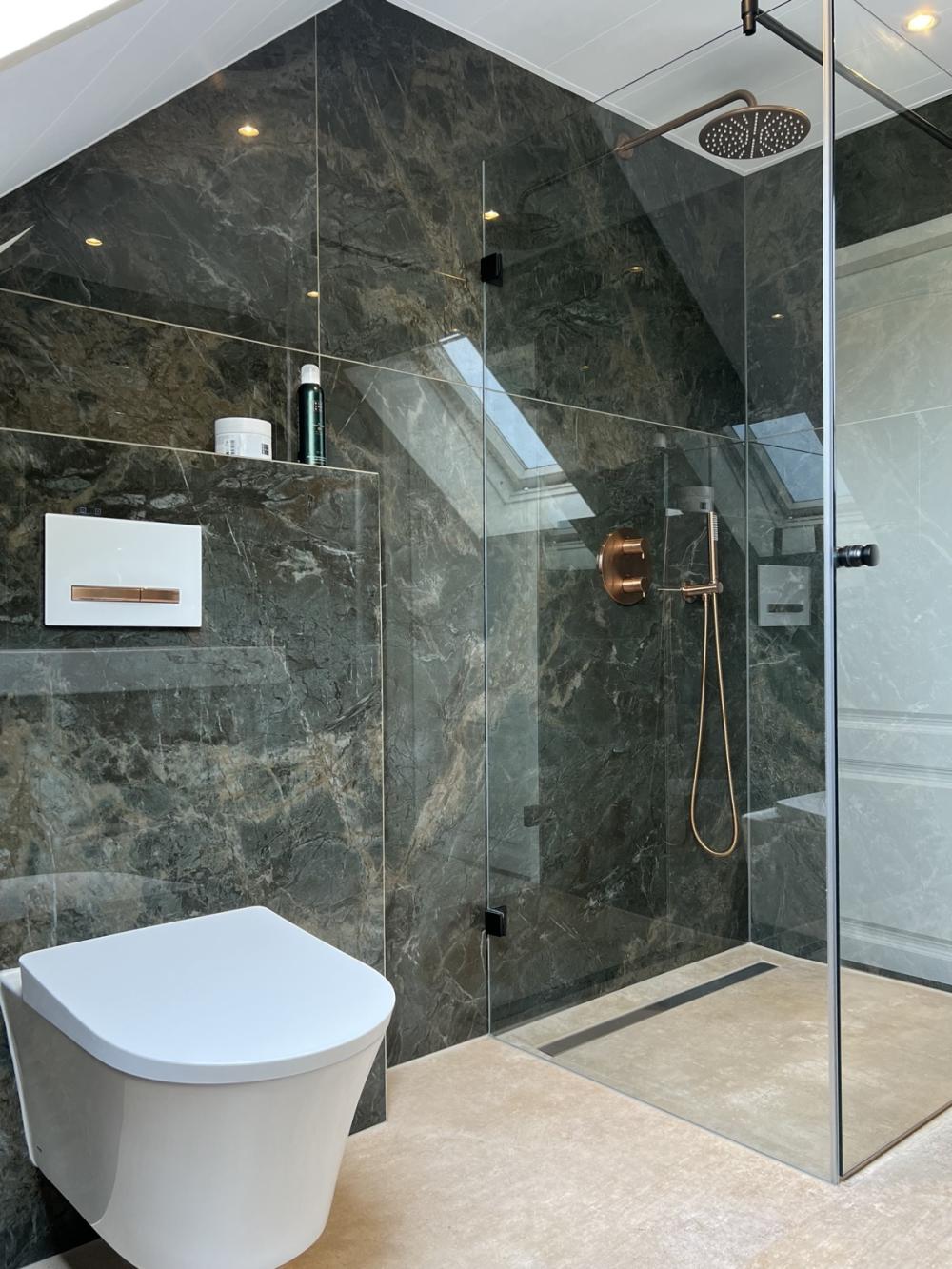 Groen marmer met koperen accenten