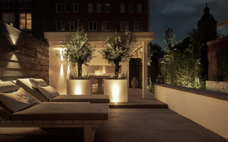 Eigentijdse patiotuin in Amsterdam