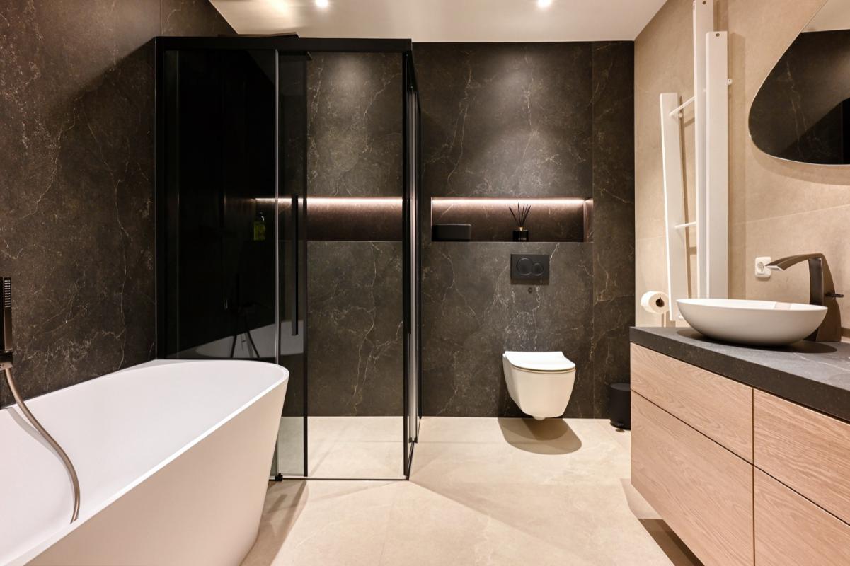 luxe badkamer met keramische tegels