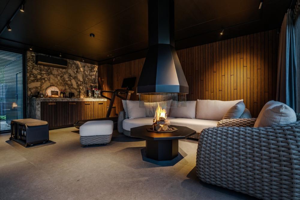 Moderne villa met luxe haard