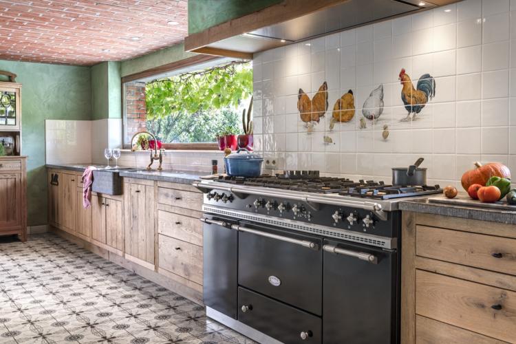 Oude hoeve met luxe meubelbeslag