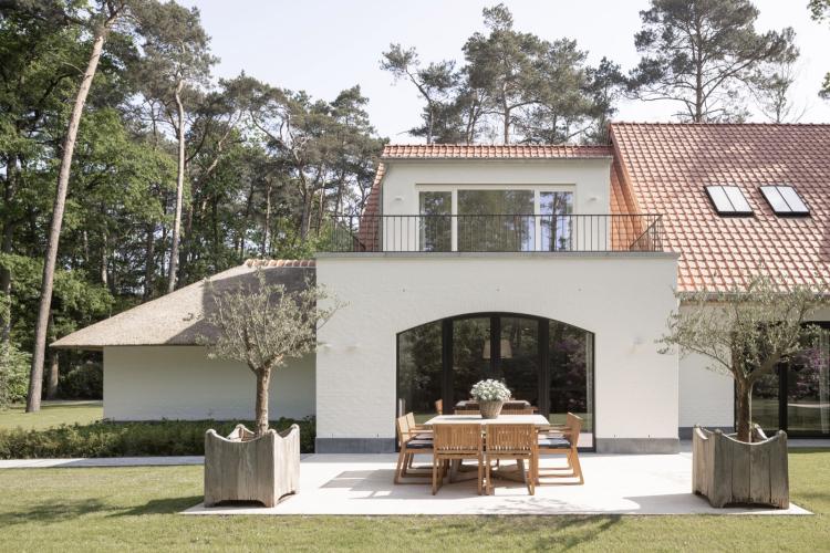 Minimalistisch woonproject met luxe meubelbeslag