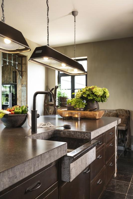 industriële keuken met luxe beslag