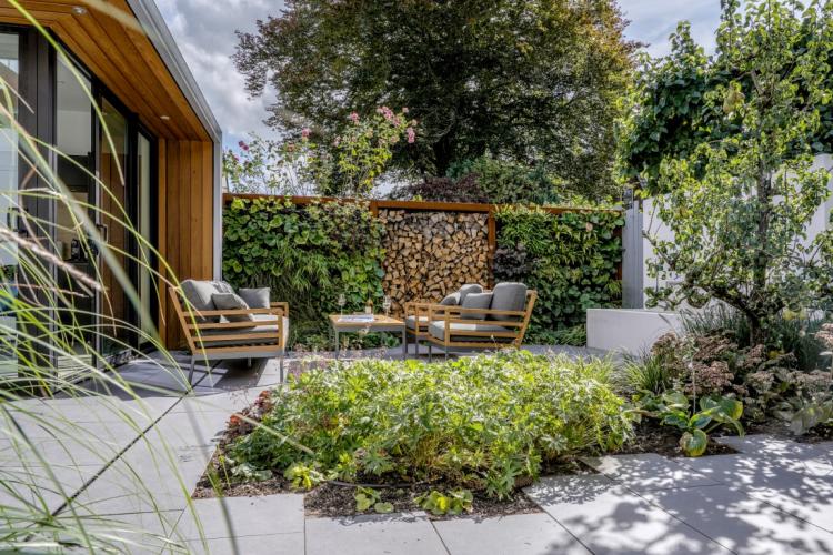 In de beperking... Patiotuin in Baarn