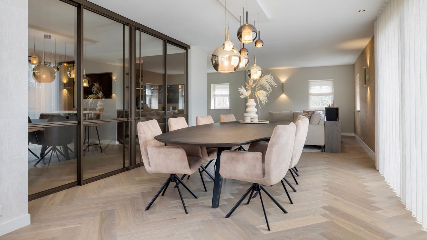 eetruimte met houten vloer