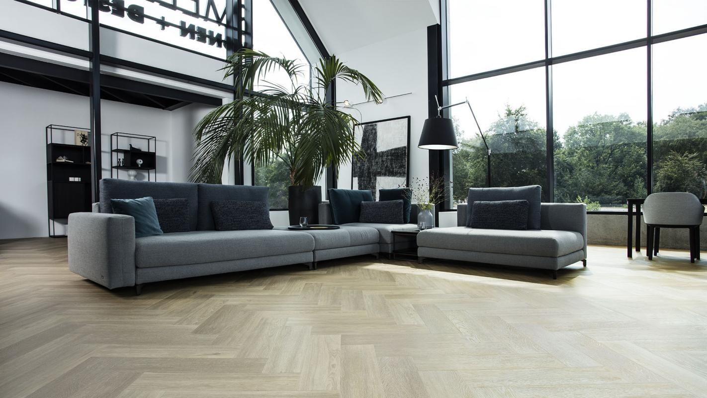 leefruimte met houten vloer