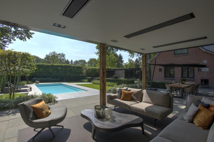 Sfeervolle achtertuin met zwembad