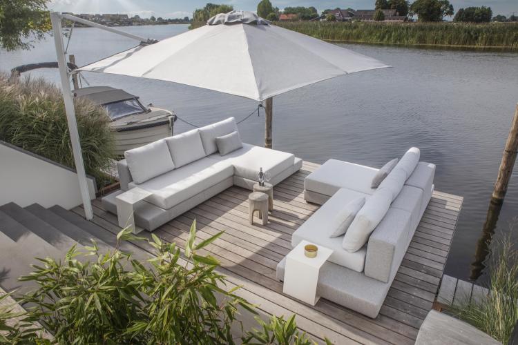 Villatuin aan het water