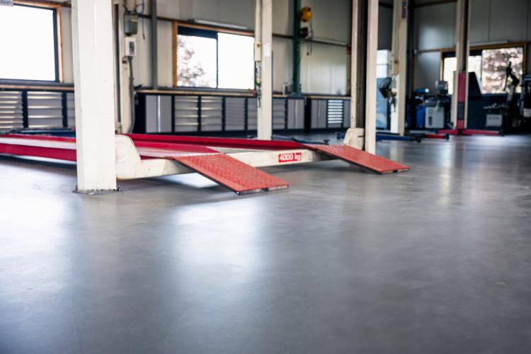 Epoxy coatingvloer bij H.Smits Auto's