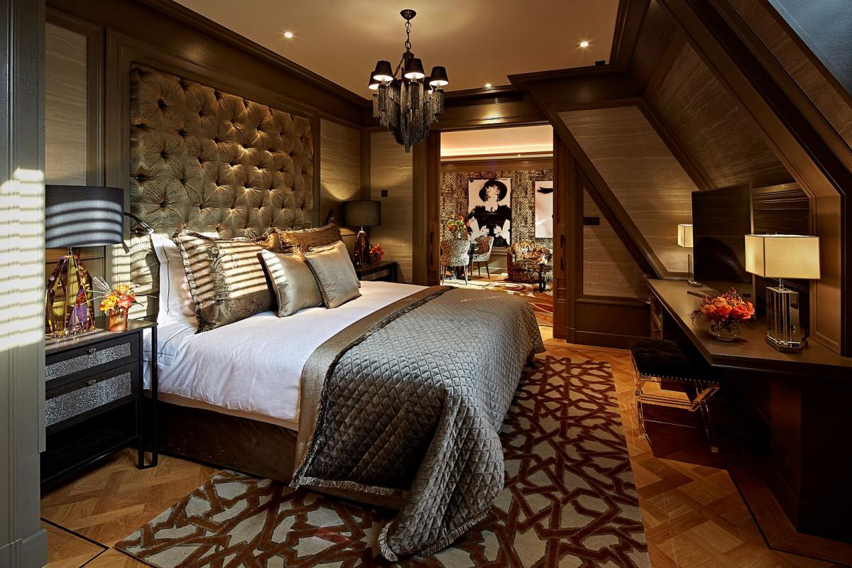 slaapkamer met luxe vloerkleed