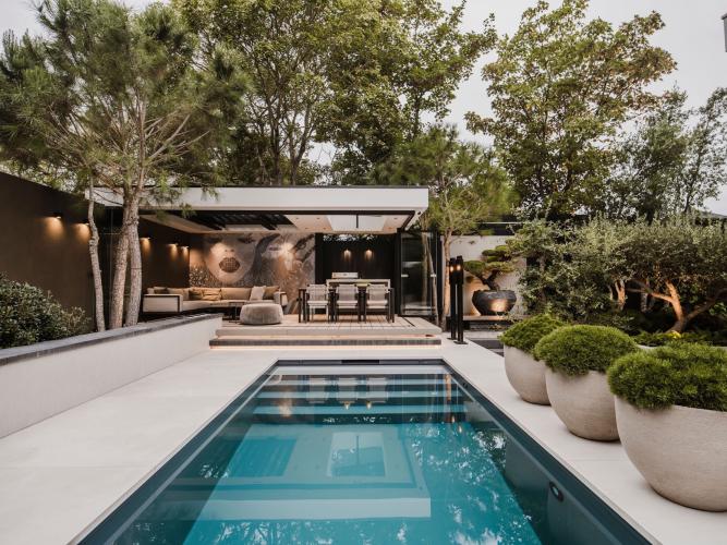 Exclusieve tuin met zwembad en hoogteverschillen