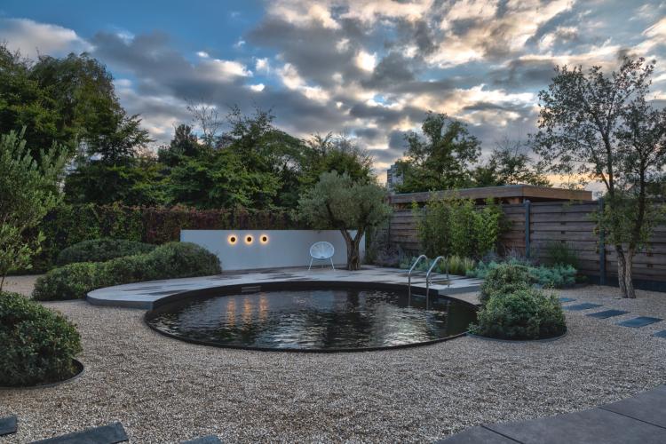Sfeervolle tuin met biozwembad